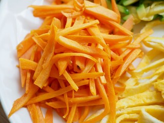 흰색 도자기접시에 담긴 당근, 호박, 계란볶음 
