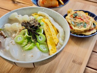 한국의 전통음식 떡 만두국 
