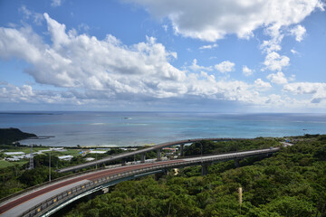 日本の沖縄のニライカナイ橋の美しい景色