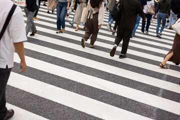 渋谷スクランブル交差点を渡る人たちの足元