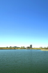 Naklejka premium 風のある冬の江戸川風景