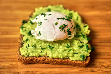 A home made sandwich of avocado and a poached egg. Healthy and healthy food. High quality photo