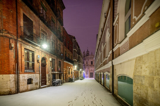 ciudad de Valladolid con nieve al amanecer en España Europa © jjmillan