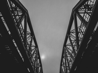 曇り空と鉄橋　モノクローム写真