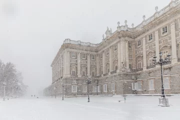 Crédence de cuisine en verre imprimé Madrid Royal Palace in madrid theater covered by snow from the storm philomena