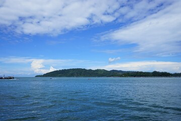 Fototapeta na wymiar Mamutik Island from Sapi Island in Kota Kinabalu, Sabah, Malaysia