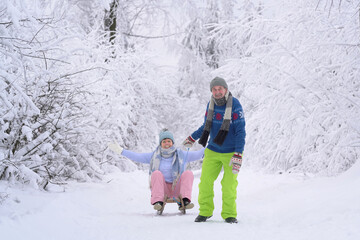 aktives Seniorenpaar im Schnee