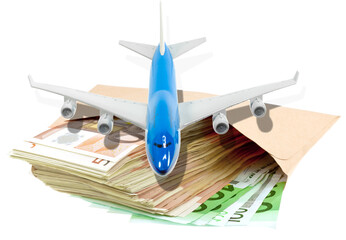 avion sur enveloppe de billets, concept coût des transports aériens 