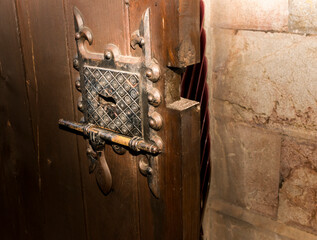 Antigua cerradura de metal sobre una puerta de madera