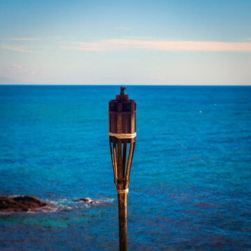 Antorcha apagada frente al mar en la costa de Mijas