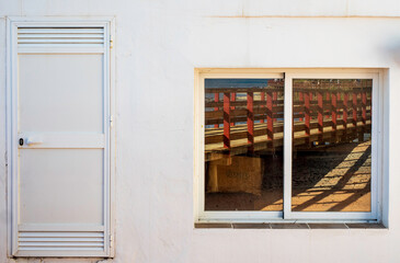 Reflejo en una ventana de la Senda litoral de Mijas