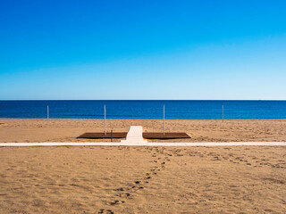 Fototapeta premium Camino de madera en la playa desierta de Fuengirola 