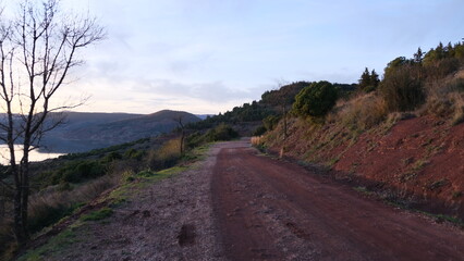 chemin en terre rouge