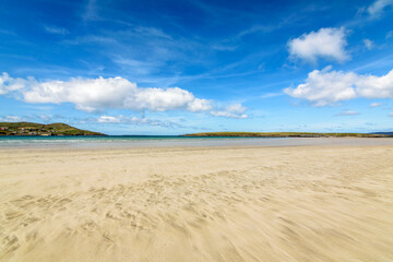 Fototapeta na wymiar The Atlantic Ocean and a huge clean sandy beach in Ardara, County Donegal, Ireland