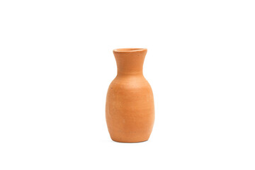 Vasija de cerámica marrón sobre un fondo blanco liso y aislado. Vista de frente y de cerca. Copy...