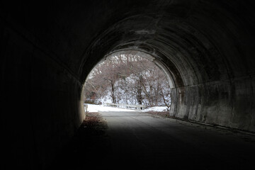 トンネルの先は雪景色。