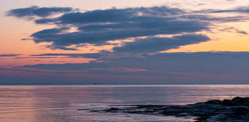 Obraz premium December sunrise with a beach and sea bay in the background