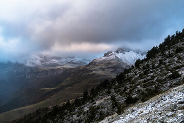 Amanecer nevado en montañas Pirineo