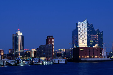Fototapeta premium Elbphilharmonie Hamburg im Abendlicht