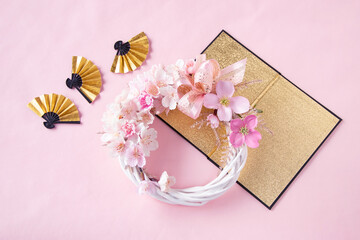 桜とハナミズキの春のリースと金屏風と金色の扇