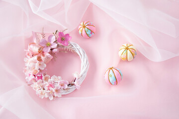 桜とハナミズキの春のリースと可愛い手毬