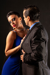 Pareja de baile de tango, profesionales, en estudio. imágenes de detalle.
