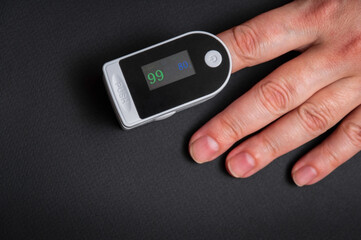 Oximeter for measuring pulse and oxygenation of the lungs on the finger