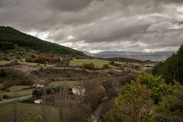 Paesaggio lungo il cammino di santiago durante una giornata molto nuvolosa