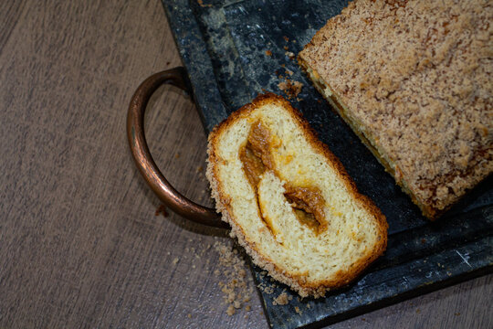 Cuca de doce de leite,  derivada do streuselkuchen, p&atilde;o ou bolo t&iacute;pico alem&atilde;o com forte tradi&ccedil;&atilde;o no sul do Brasil.