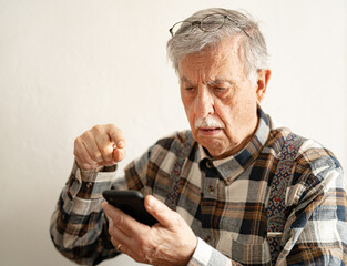 Old grandfather retired with smartphone in trouble with new technology