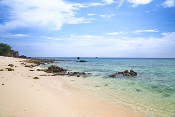 Fototapeta na wymiar Seascape with white sand beach and clear water of koh kai in thailand