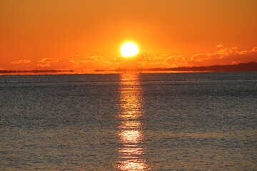 日本の海岸から見た美しい日の出