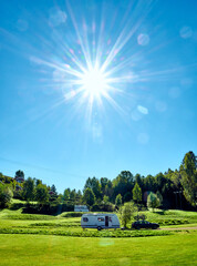 Wunderschöner Campingplatz im Sommer in Skandinavien für Wohnwagen und Wohnmobile