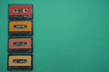 Casette colorido sobre fondo con colores pastel