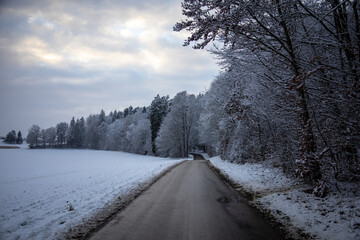 Winterlandschaft mit Schnee Wolken am Himmel 