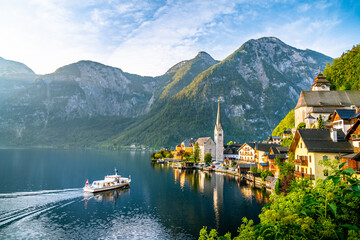 Sonnenaufgang am See in Hallstatt Österreich Schiff an Anlegestelle Berg Kirche Alpen Dorf Landschaft Natur / Sunrise Lake in Hallstatt Austria Ship Mountain Alps Church Landscape Nature