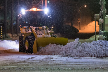 夜の街を除雪する重機  北海道札幌市