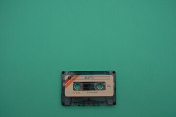 Casette colorido sobre fondo con colores pastel