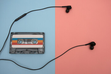 Casette colorido sobre fondo con colores pastel