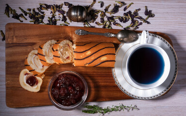 Obraz na płótnie Canvas blue tibetan tea and strawberry muffin