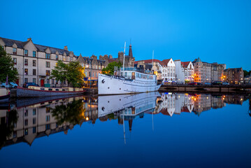 Fototapeta na wymiar night view of leith by the river