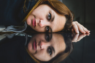 Retrato reflejado de mujer pelirroja ojos verdes joven 