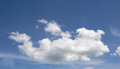 Naklejka na ściany i meble Ciel bleu avec des nuages type Stratus, Stratocumulus, Altocumulus, Altostratus, Cirrus