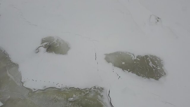 vue a&eacute;rienne d'une rivi&egrave;re glac&eacute;e en hiver