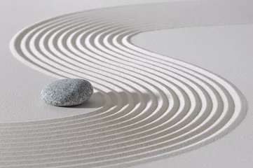 Selbstklebende Fototapeten Japanischer Zen-Garten mit Stein in strukturiertem Sand © Wolfilser