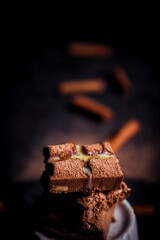 Chocolate - Mesa de doces com barras de chocolate, pedaços de canela, deliciosa cobertura de leite doce com bolas de chocolate.