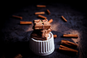 Chocolate - Mesa de doces com barras de chocolate, pedaços de canela, deliciosa cobertura de leite doce com bolas de chocolate.