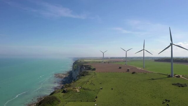 Vue a&eacute;rienne des &eacute;oliennes de F&eacute;camp au soleil, au bord des falaises, en Normandie