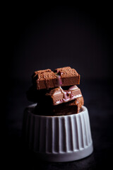 Chocolate - Mesa de doces com barras de chocolate, pedaços de canela, deliciosa cobertura de leite doce com bolas de chocolate.