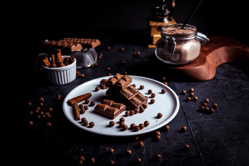 Chocolate - Mesa de doces com barras de chocolate, pedaços de canela, deliciosa cobertura de leite doce com bolas de chocolate.